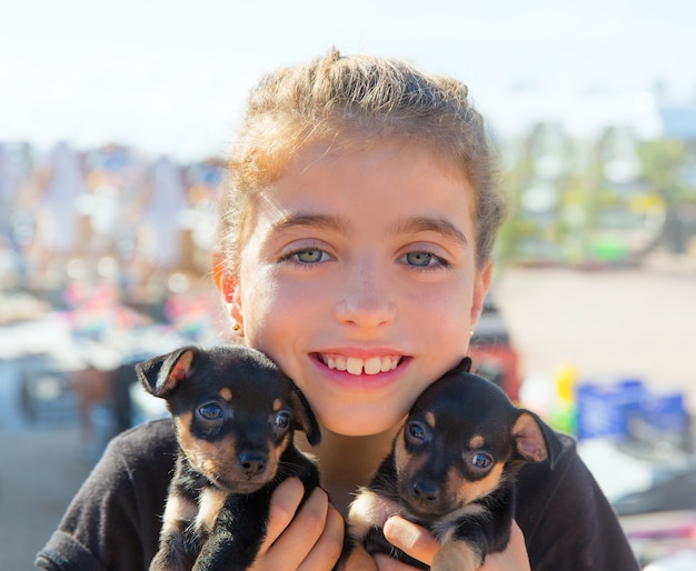 子犬犬笑顔で遊ぶ子供の女の子