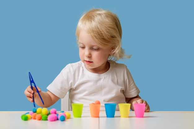 Foto la bambina di anni gioca con il giocattolo educativo selezionatore indoor