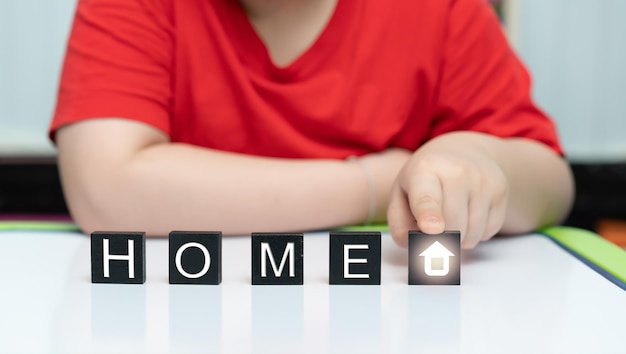 Cubo domestico di spinta della mano del bambino per il concetto di prestito