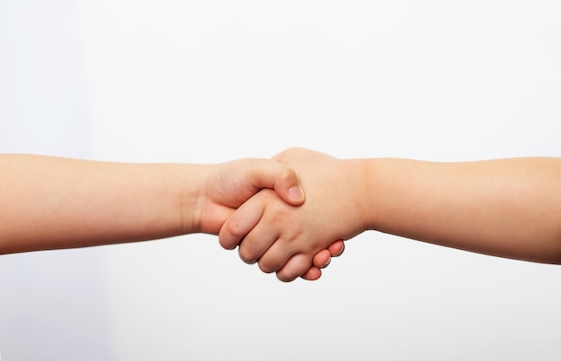Фото Детские рукопожатия в начале концепции партнерства