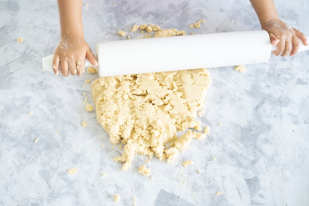 Foto kid hand spelen met koekjesdeeg