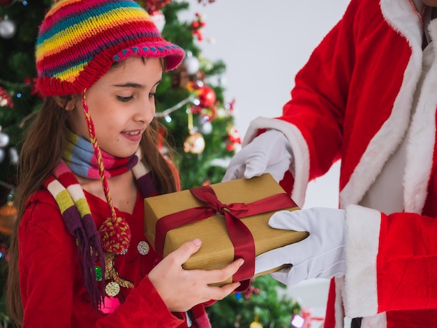 Малыш с удовольствием получает подарки от Деда Мороза
