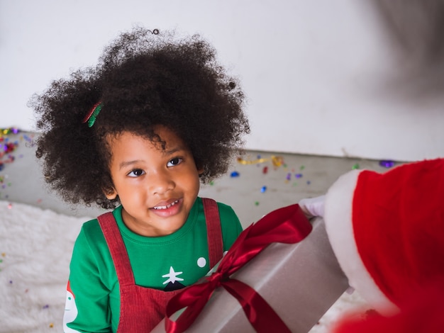 Photo kid happy to receive gifts from santa claus