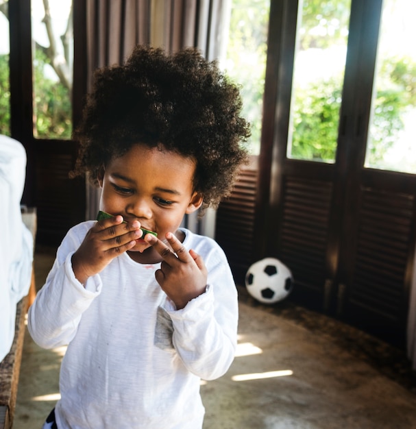 スイカを食べながら楽しい子供