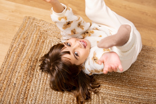 Photo kid having fun in her room