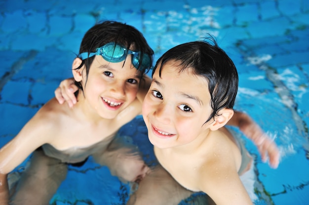 プールの水で幸せな時間を持つ子供