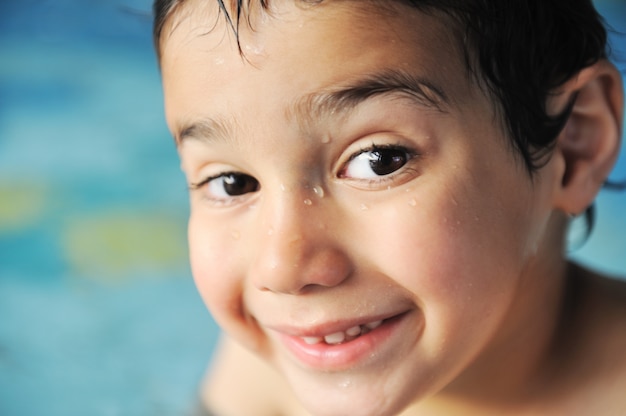 プールの水で幸せな時間を持つ子供