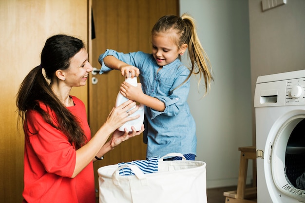 Bambino che aiuta le faccende domestiche