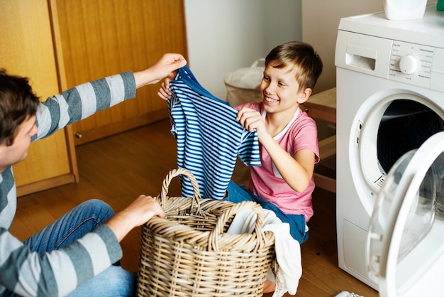 Photo kid helping house chores