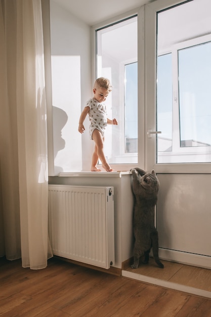 Photo kid and his pet cat