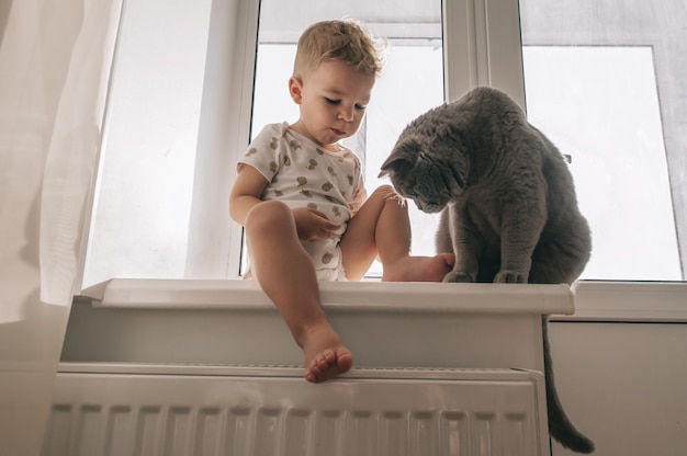 Kid e il suo gatto domestico