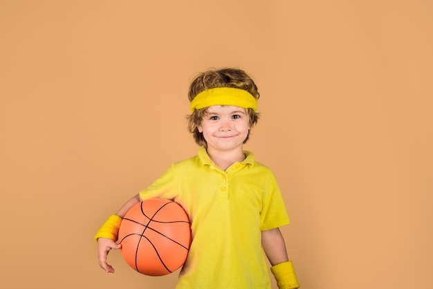 Ребенок держит баскетбол, спортивный мальчик с мячом, спортивный активный мальчик в спортивной одежде, спортивный фитнес, здоровый