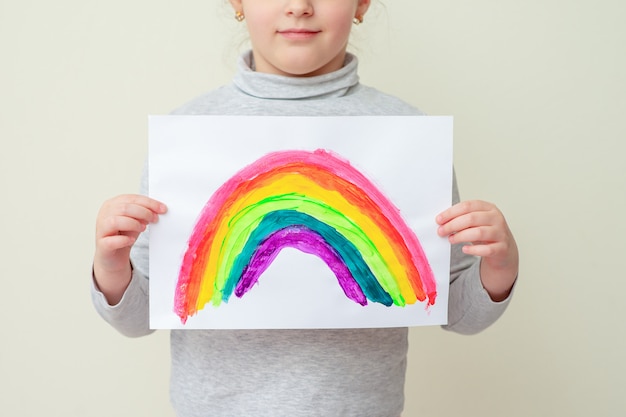 Kid houdt getekende regenboog