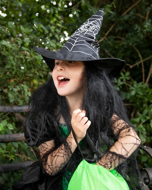 Фото Малыш в милом, но страшном костюме ведьмы