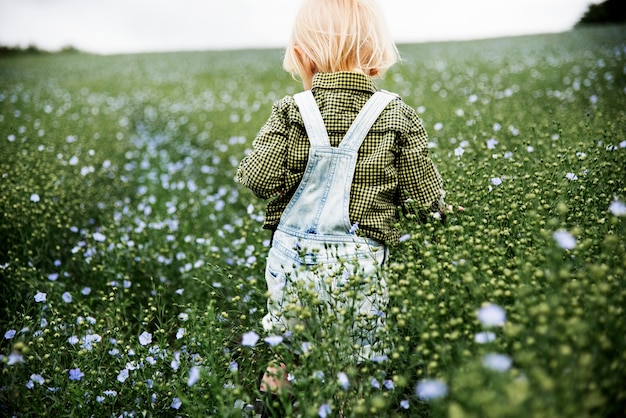 Kid in de tuin