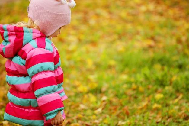 Kid in herfst park