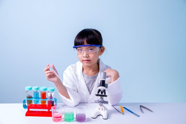 写真 学校の研究室で化学を学ぶ白衣の子供、科学を勉強している子供の科学者