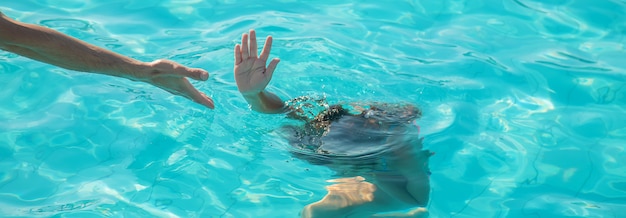 Il bambino sta annegando nel mare. messa a fuoco selettiva.