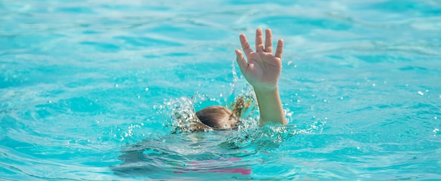 Kid is drowning in the sea. 