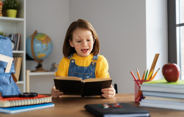 子供はクラスで学んでいます