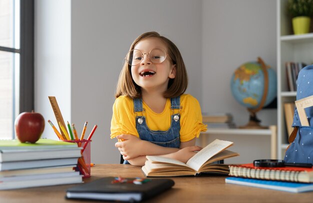 子供はクラスで学んでいます