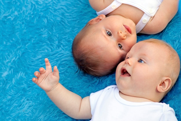 Il bambino sta giocando con un giocattolo.