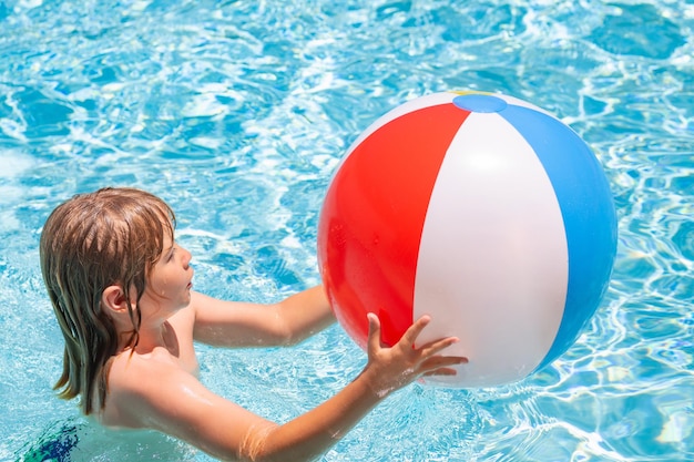 Kid jongen ontspannen in het zwembad kind zwemmen in het water zwembad zomer kinderen activiteit watersport