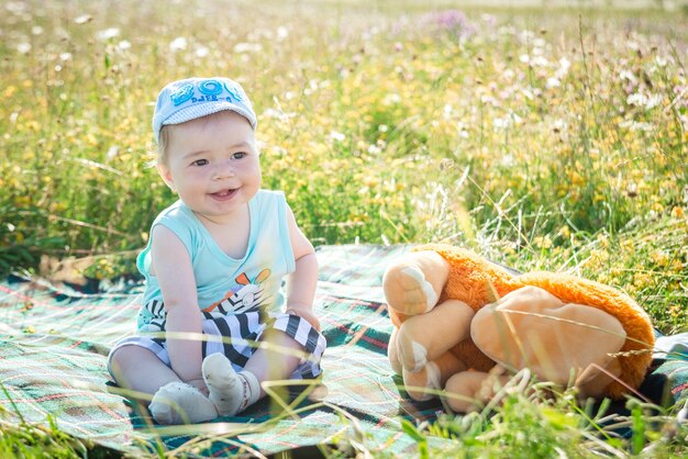 Kid jongen spelen en glimlachen.