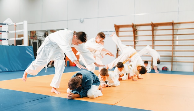 Kid judo, kinderen in kimono training krijgskunst