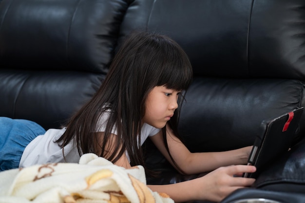 Kid kijken naar tablet kind verslaafde cartoon