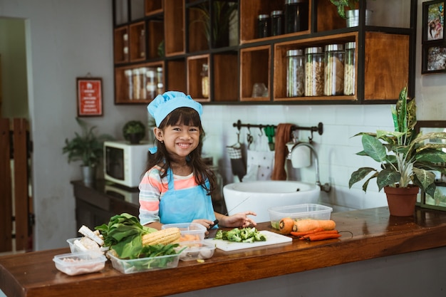 家庭で料理することを学ぶ子供