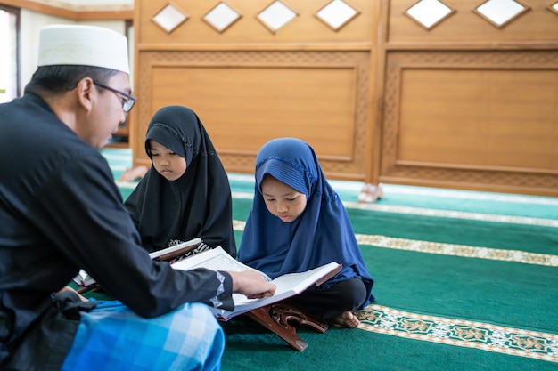 Photo kid learning to read quran