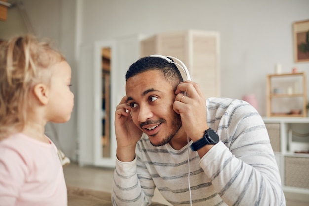 Kid luisteren naar muziek met vader