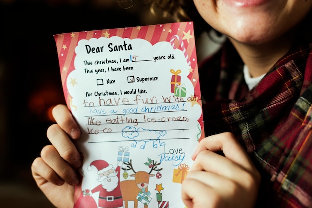 Kid met chrismas verlanglijstje