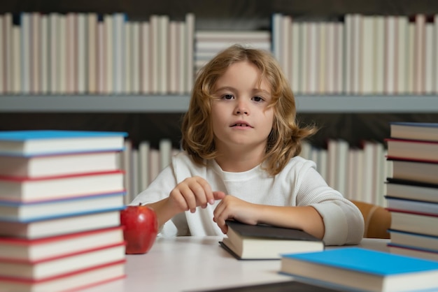 Kid nerd leerling leest boeken in de bibliotheek schooljongen met boek in de klas literatuur voor het lezen van kind