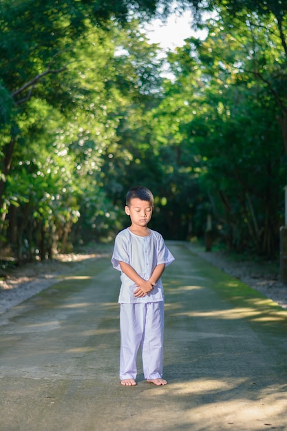 kid on white clothing, practice walking Meditatie in bosboom met rust in min