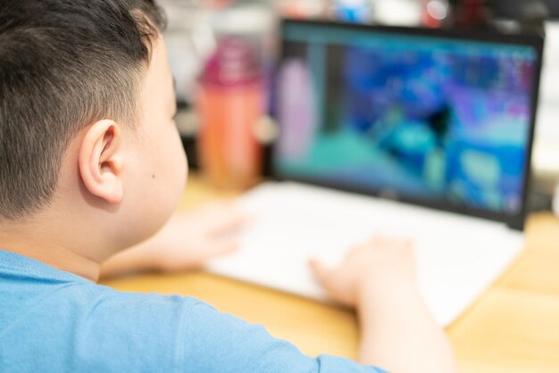 kid play online game in room
