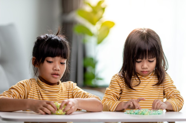 Il bambino gioca con la gomma slime nelle mani dei bambini