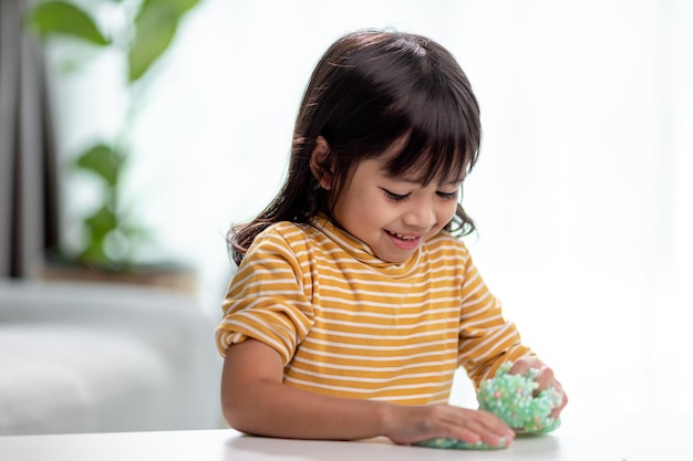 Il bambino gioca con la gomma slime nelle mani dei bambini