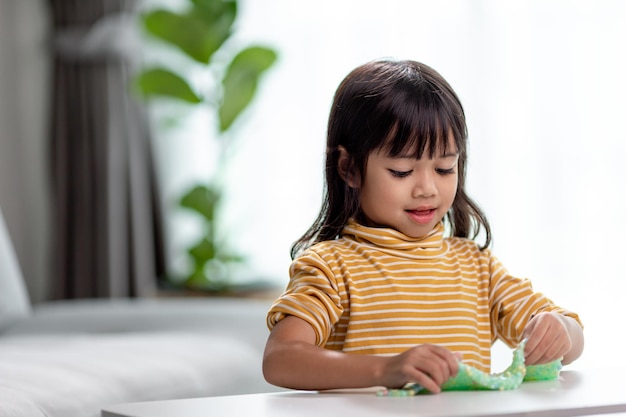 子供の手でハンドガムスライムと遊ぶ子供