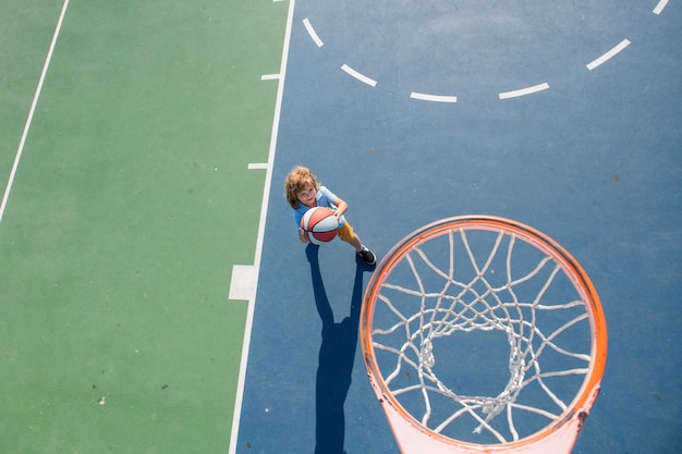 バスケットボールの子供たちのスポーティなライフスタイルの子供たちのスポーツ活動をしている子供
