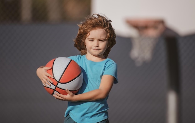 バスケットボールでバスケットボールをしている子供バスケットボールでポーズをとっている子供