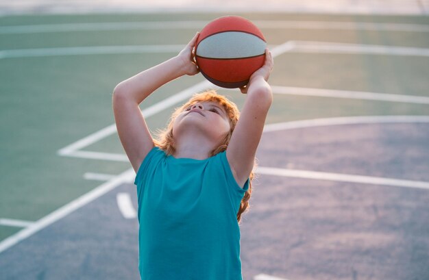 Foto bambino che gioca a basket con palla da basket stile di vita sano per bambini