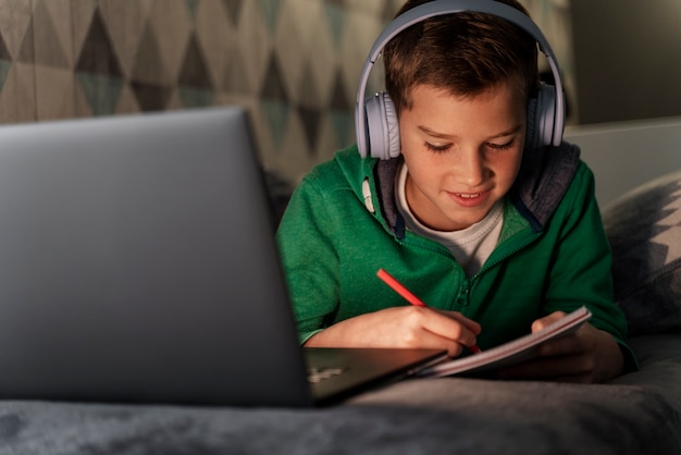 Photo kid playing in his room