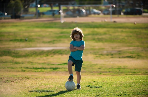 写真 サッカーをしている子供 スポーツ サッカー ゲームを楽しんでいる幸せな子供 子供の活動 小さなサッカー選手