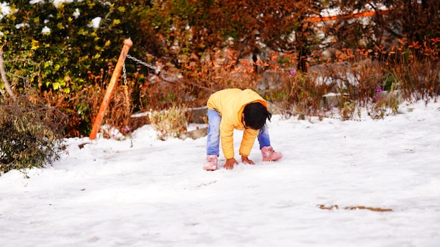 Un bambino che gioca con la neve