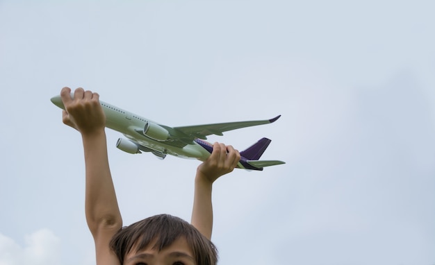 おもちゃ飛行機で遊んでいる子供