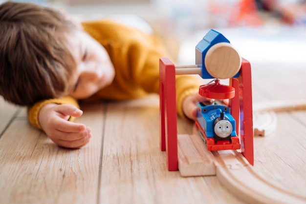 Photo kid playing with toy train