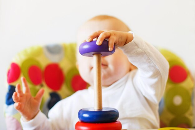 子供は木のおもちゃで遊んでいるピラミッドの子供を演じます