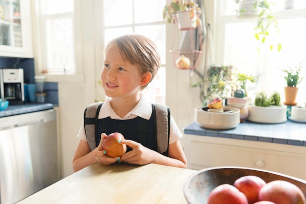 Foto bambino che si prepara per il primo giorno di scuola